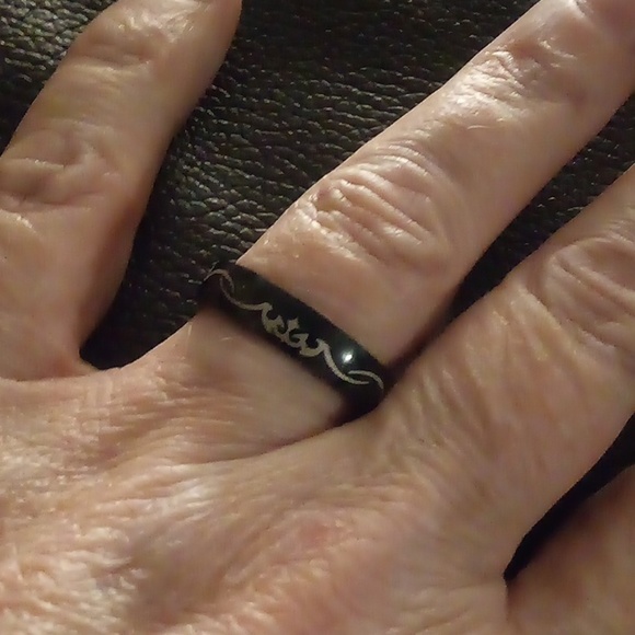 ❤️3/$10❤️ NWT Stainless Steel Black Ring Punk Style Pattern Ring - Size 9 - Picture 3 of 6